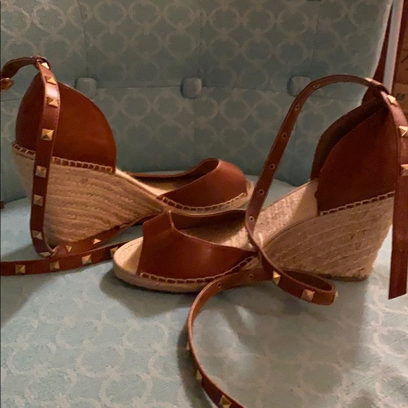 Light brown wedges. - Picture 2 of 4